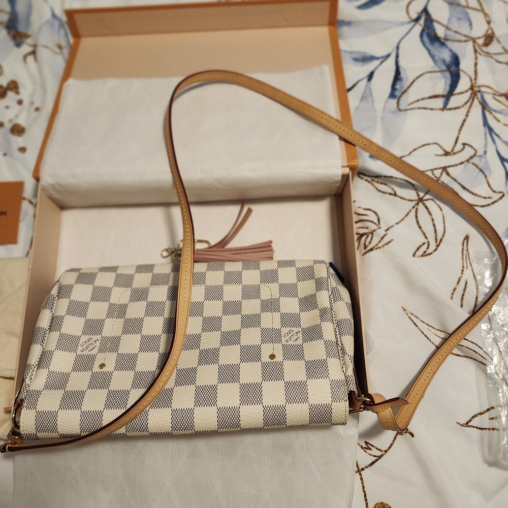 Louis Vuitton White and Tan Checkered Bag - Picture 2 of 12